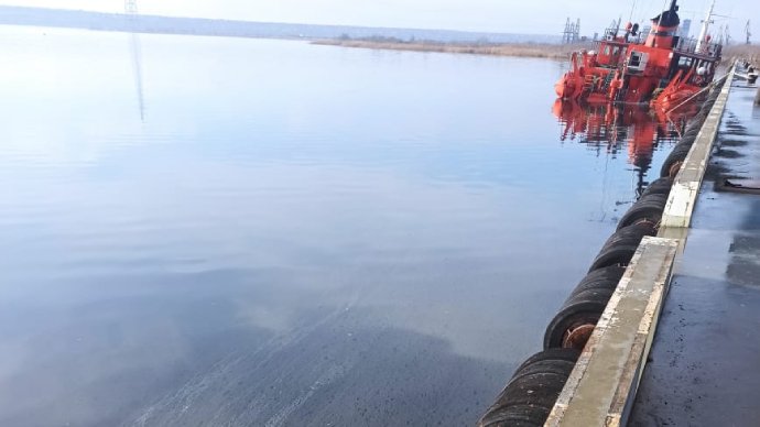 Un barco se hundió en el puerto de Mykolaiv: hubo una fuga de petróleo