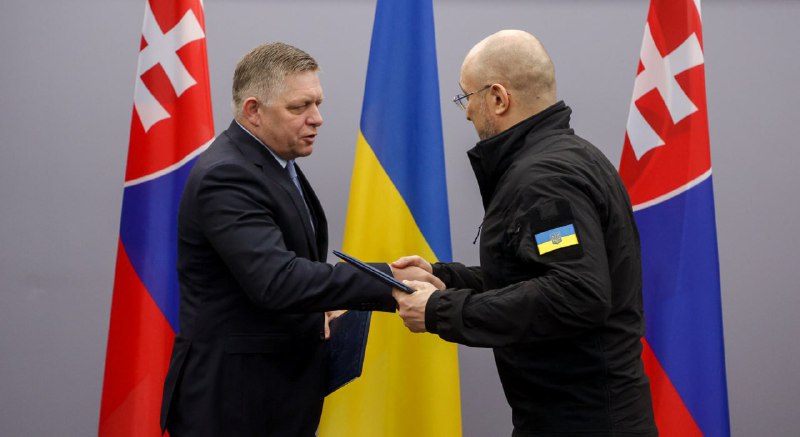El primer ministro de Ucrania, Shmygal, se reunió con el primer ministro de Eslovaquia, Robert Fico, en Uzhgorod.