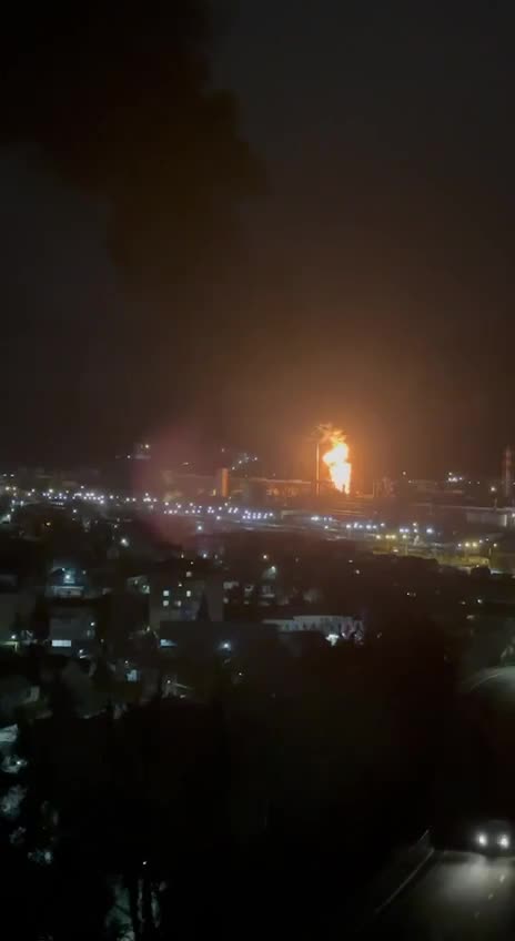 Пожежа на Туапсинському нафтопереробному заводі, як повідомляється, спричинена атакою безпілотника