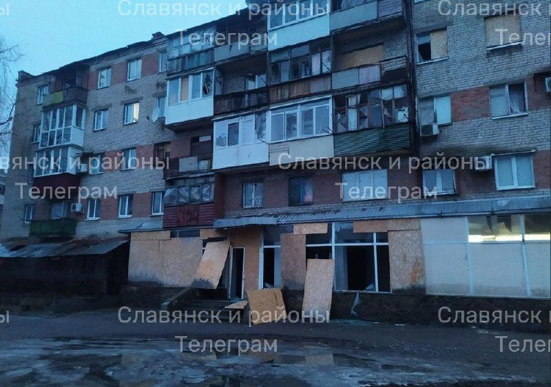 La destruction est à Sloviansk à la suite d'une frappe de missile russe pendant la nuit