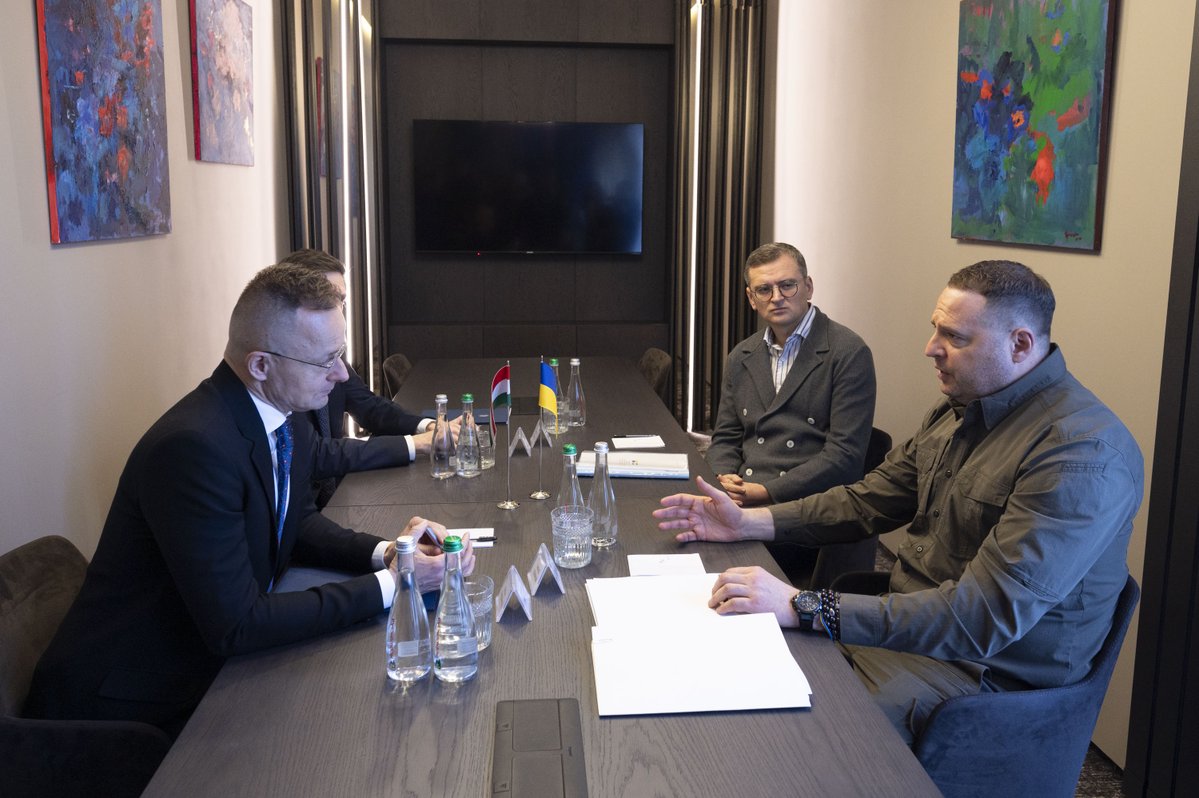 El Ministro de Asuntos Exteriores de Hungría, Sijarto, llegó a Uzhgorod para reunirse con el Ministro de Asuntos Exteriores de Ucrania, Kuleba, y con el jefe de la oficina del Presidente de Ucrania, Yermak.