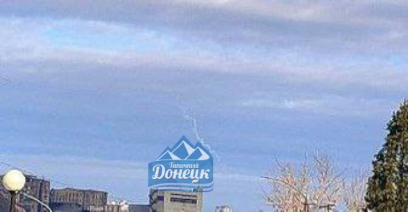 Spuren von Raketenabschüssen in Donezk sichtbar