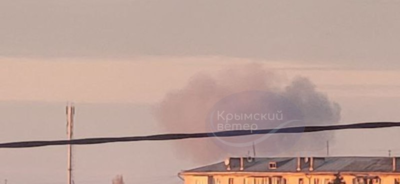 In den Gebieten nördlich von Sewastopol ist Rauch sichtbar