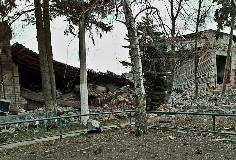 В результате ночного обстрела РФ в Новомосковске разрушена стоянка городского технического транспорта, повреждена техника