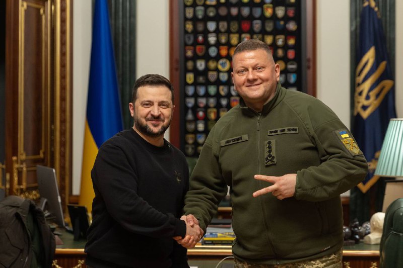 El presidente Zelensky se reunió con el comandante en jefe de las Fuerzas Armadas de Ucrania, Zaluzhny, y le propuso continuar trabajando en el equipo después del cambio de mando.