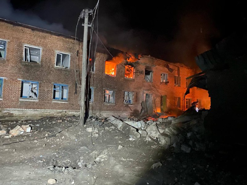 Destruction suite au bombardement russe à Velykyi Burluk pendant la nuit