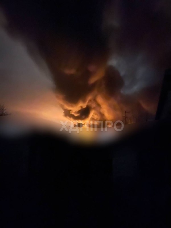 Велика пожежа внаслідок російської атаки у місті Дніпро. Одна з водонасосних станцій не працює через відключення електроенергії