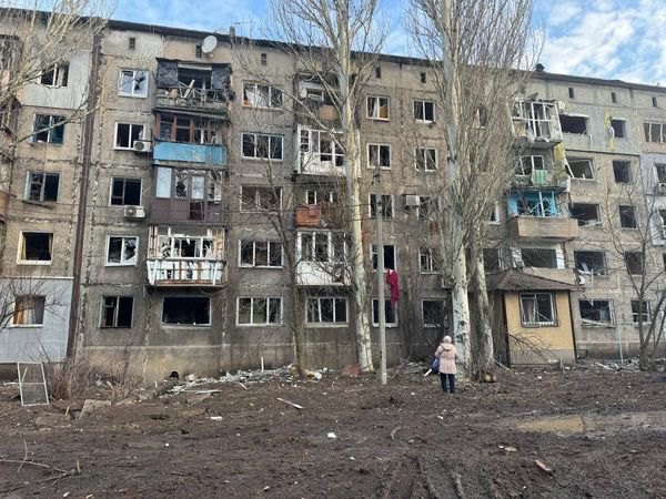 3 Personen wurden getötet, darunter ein Kind und eine schwangere Frau, 12 weitere wurden durch die russische Bombardierung von Selydove verletzt