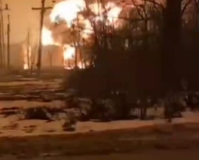 Infolge eines Drohnenangriffs im Bezirk Kursk in der Region Kursk ist ein Öldepot in Brand geraten