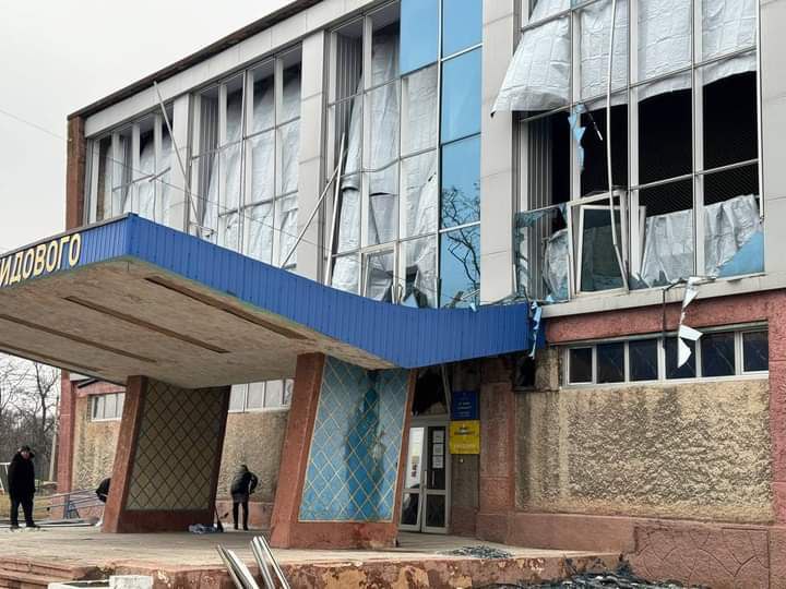 Zerstörung in Selydove durch erneuten Beschuss über Nacht