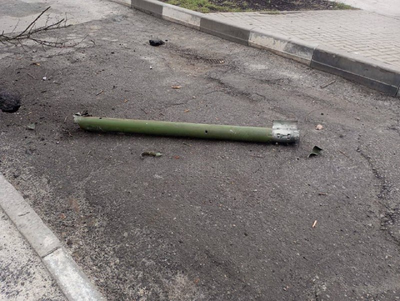 Trümmer von GRAD-Raketen, die über dem südlichen Teil von Belgorod abgeschossen wurden