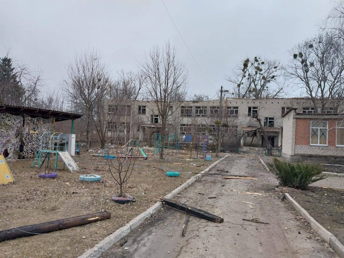 Dommages aux infrastructures civiles à Borova, dans la région de Kharkiv, suite aux frappes aériennes russes