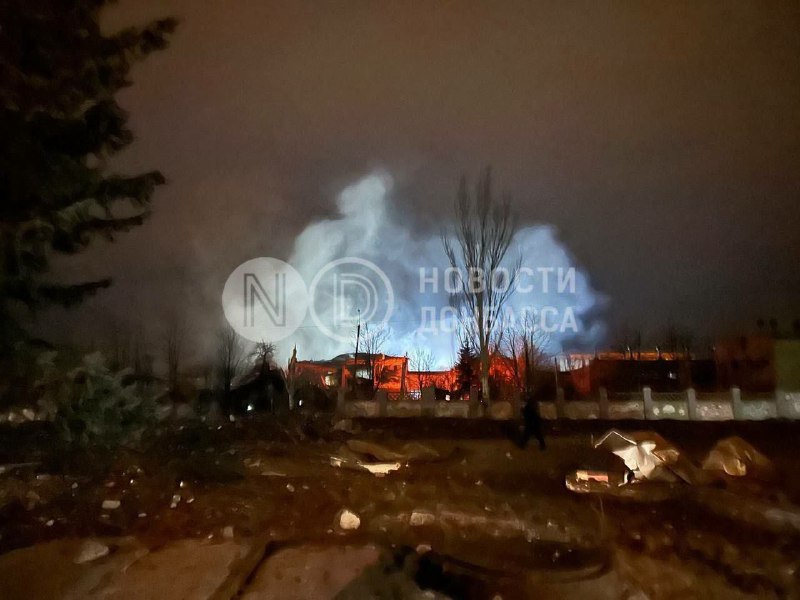 Una planta de tratamiento de agua se incendia tras el ataque con misiles rusos en Kramatorsk