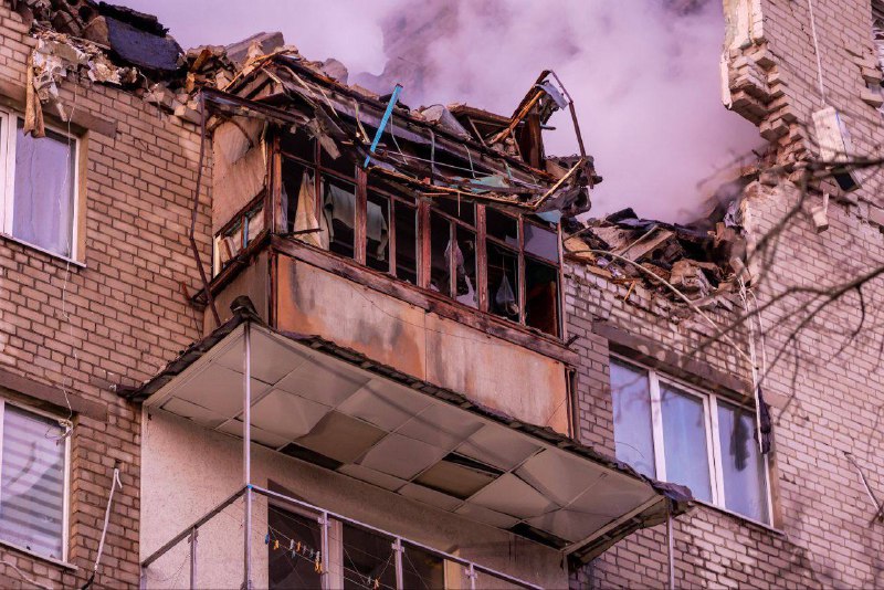 Fünf Drohnen wurden über Nacht über dem Gebiet Dnipropetrowsk abgeschossen, in der Stadt Dnipro kam es jedoch zu Treffern: auf ein Wohnhochhaus und ein Unternehmen. Auch die russische Armee griff den Bezirk Nikopol mit Artillerie an