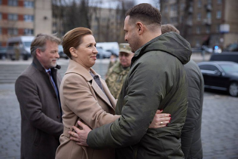 Le Premier ministre danois Frederiksen rencontre le président Zelensky à Lviv