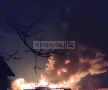 Предполагаемый российский военный самолет разбился в поселке Трудовая Армения Каневского района Краснодарского края.