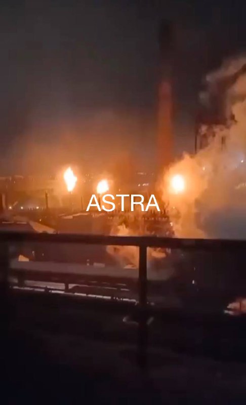 Крупный пожар на Липецком металлургическом комбинате из-за удара беспилотника
