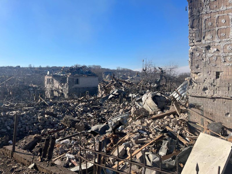 Bei einem Luftangriff auf die Stadt Velykyi Burluk in der Region Charkiw wurden 2 Personen getötet und 1 verletzt