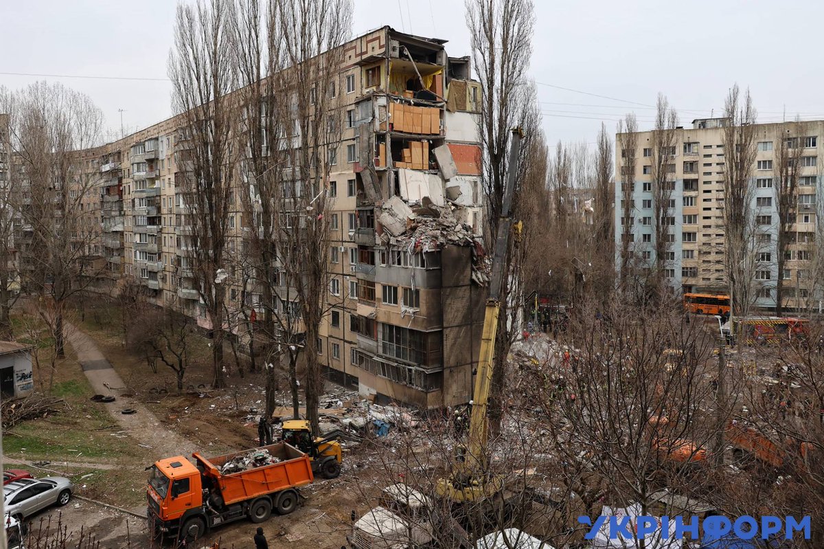 Les corps d'un bébé et d'une femme ont été extraits des décombres d'un immeuble résidentiel détruit lors d'une frappe de drone russe à Odessa la nuit dernière, portant le bilan à 7 morts.