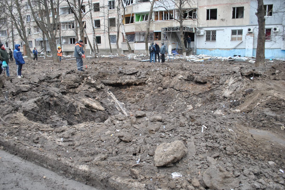 Tubería principal de agua dañada como resultado del ataque con misiles rusos en Chuhuiv durante la noche