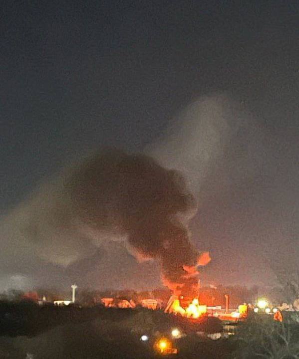 Nach einem Drohnenangriff brennt ein Öldepot in Orjol