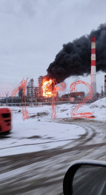 حريق في شركة Lukoil-Nizhegorodnefteorgsintez في مدينة كستوفو، والتي تعرضت لهجوم بطائرة بدون طيار