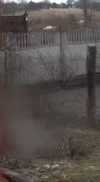 В селе Новая Таволжанка Белгородской области сняли на видео военных с желтыми повязками.