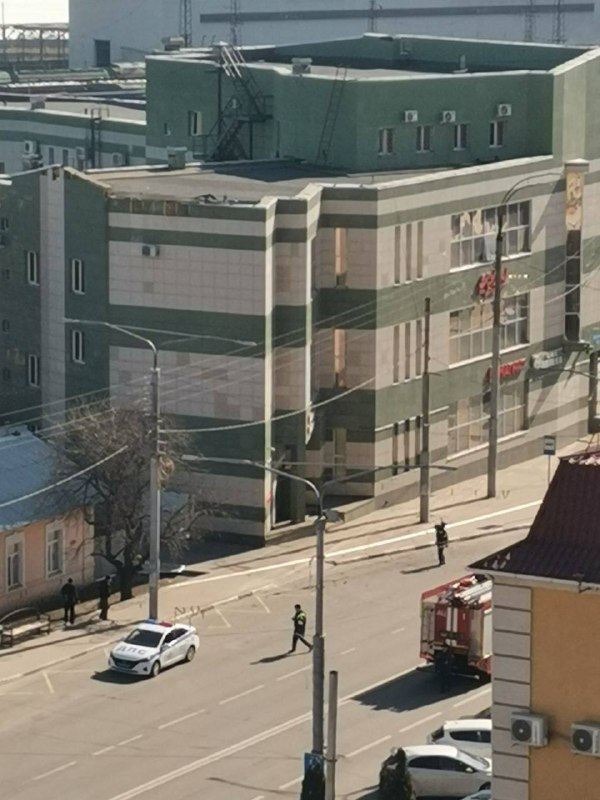 Drohne stürzte auf Dach eines Einkaufszentrums in der Nähe des Bahnhofs in Belgorod ab