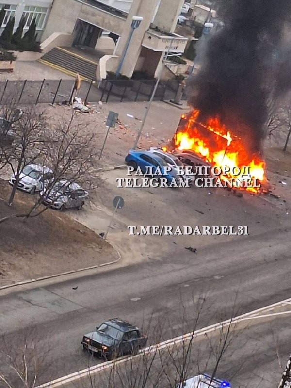 Un véhicule en feu à la suite d'un bombardement à Belgorod
