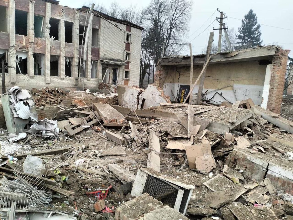 Zerstörung durch russische Luftangriffe in Velyka Pysarivka in der Region Sumy