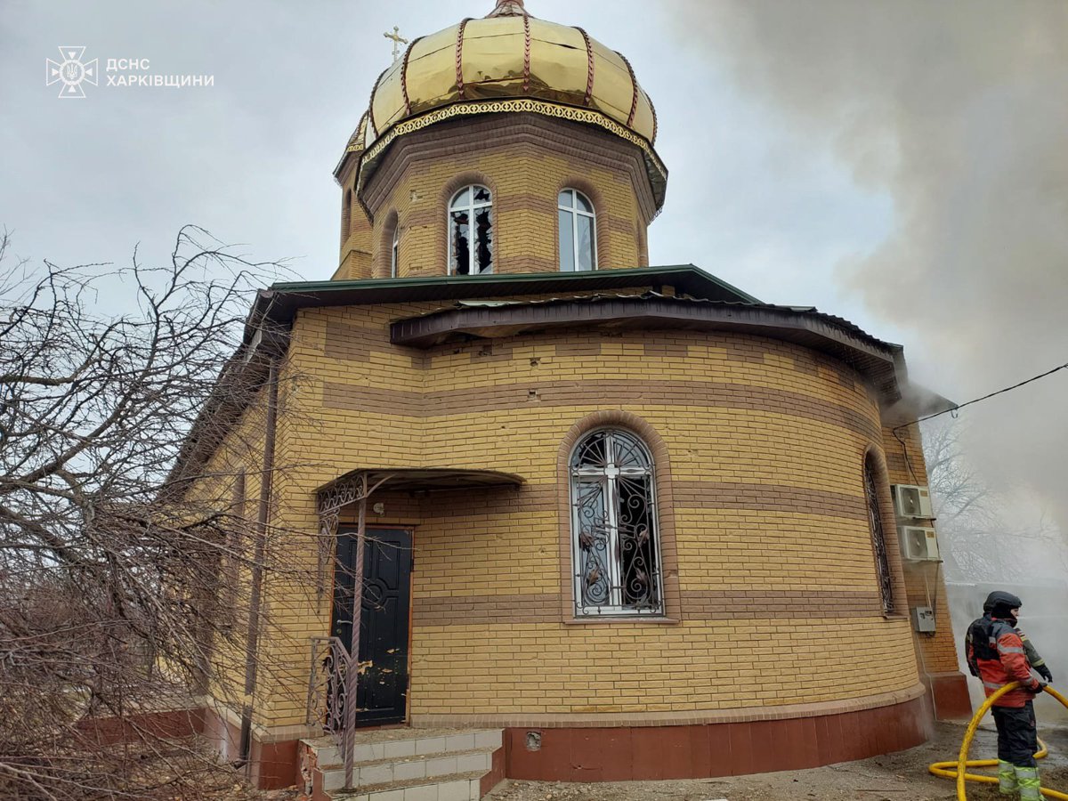 Das russische Bombardement zielte auf eine Kirche im Dorf Nowoosynowe der Gemeinde Kuryliwka im Bezirk Kupjansk