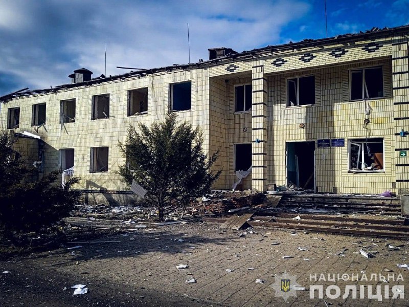 Ein Mitarbeiter der Schule wurde infolge eines russischen Bombardements in der Gemeinde Velyka Pysarivka getötet