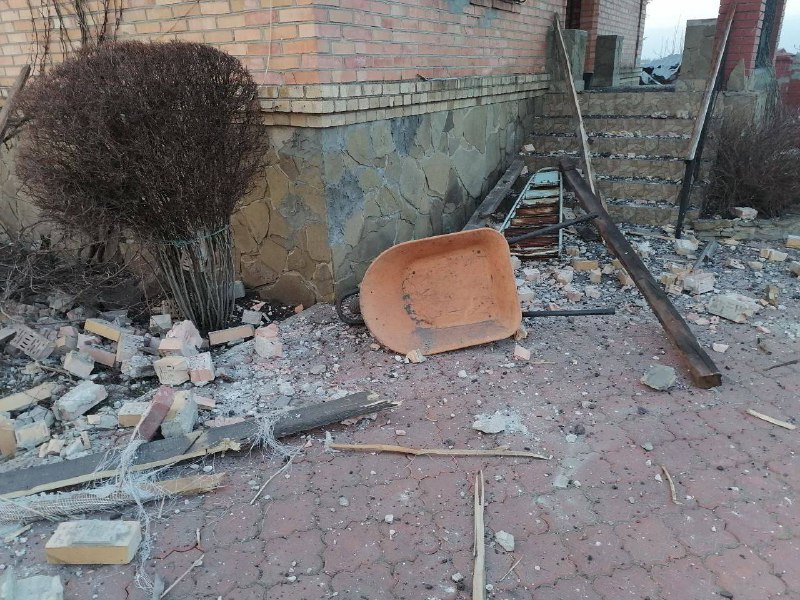 Повреждения в результате обстрела в селе Озерьяновка
