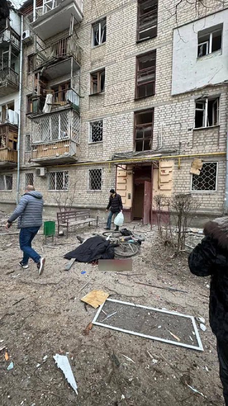 1 personne tuée et 16 blessées à la suite d'une frappe aérienne russe avec une bombe guidée à Kharkiv