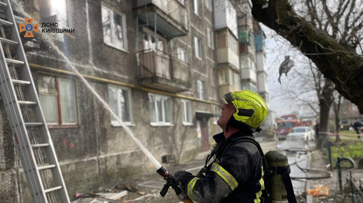 وفي بيلا تسيركفا، وقع انفجار في مبنى مكون من 5 طوابق: توفي شخص واحد، واشتعلت النيران في الشقق، وتحطم السقف