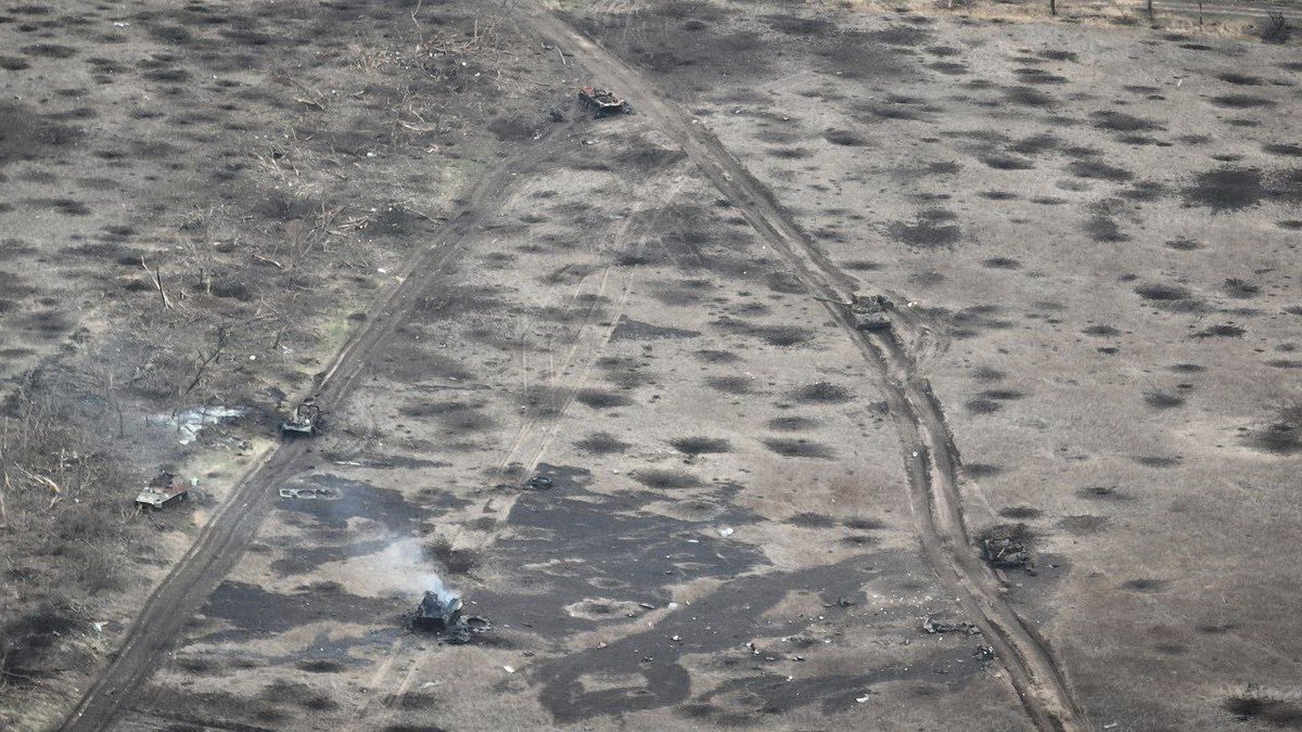 Огромное количество уничтоженной российской военной техники после неудавшихся штурмовок полей вокруг Новомихайловки