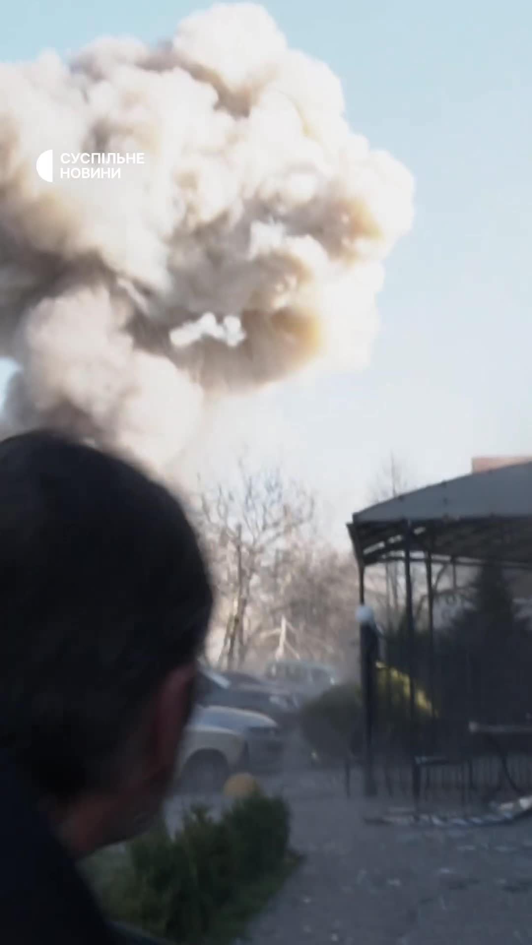 Ракетний удар по Запоріжжю, на місці рятувальники, поліція та журналісти