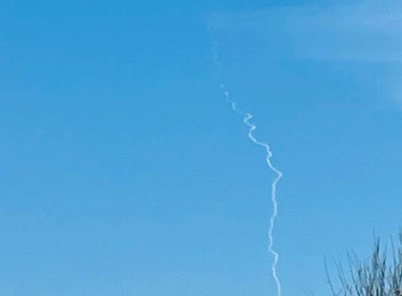 Spuren eines Raketenabschusses in Mariupol sichtbar