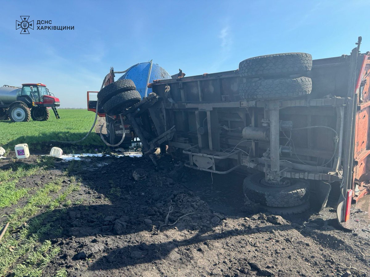 Un camión chocó con una mina terrestre cerca de la aldea de Ivanivka en la región de Kharkiv; el conductor está a salvo. Y una persona resultó herida por la explosión de una mina antipersonal PFM-1 cerca de la aldea de Borschova