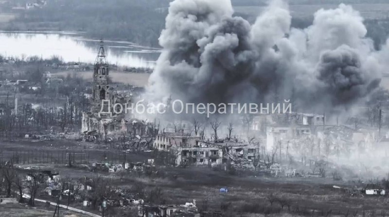 Novomykhailivka'da bombardımanın ardından patlamalar
