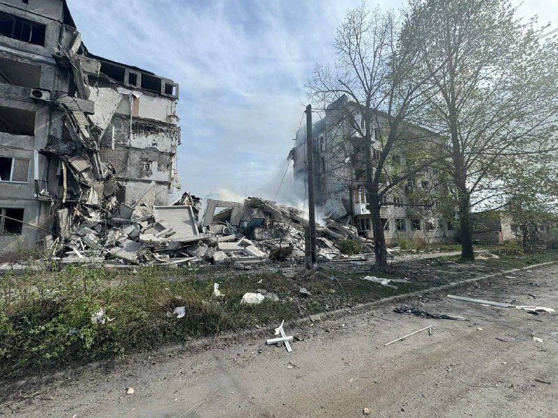 Une maison d'habitation détruite à la suite d'une frappe aérienne russe à Ocheretyne, dans la région de Donetsk. Au moins une personne blessée, d'autres pourraient se trouver sous les décombres