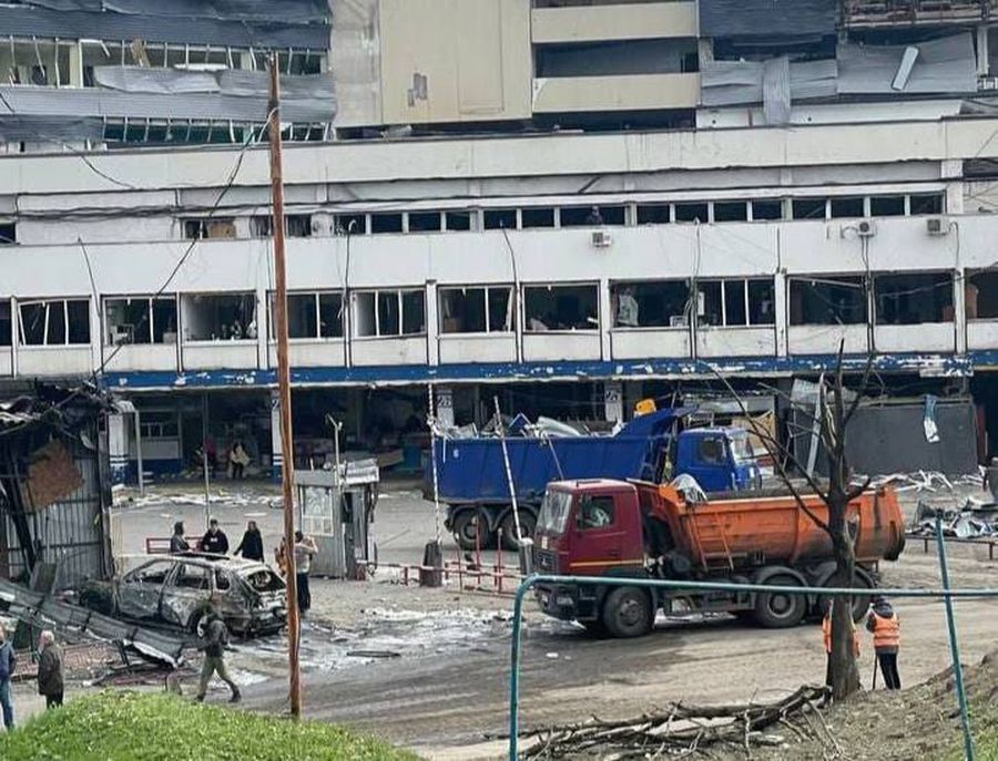 Rusya'nın Dnipro şehrine füze saldırıları sonucu 50'den fazla yolcu otobüsü hasar gördü