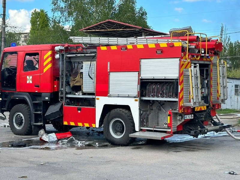 Російський безпілотник наніс удар по пожежній машині на місці обстрілу в Нікополі