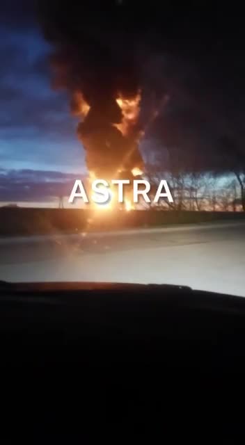 Incendio y explosiones en el depósito de petróleo de Rosneft en la región de Smolensk durante la noche