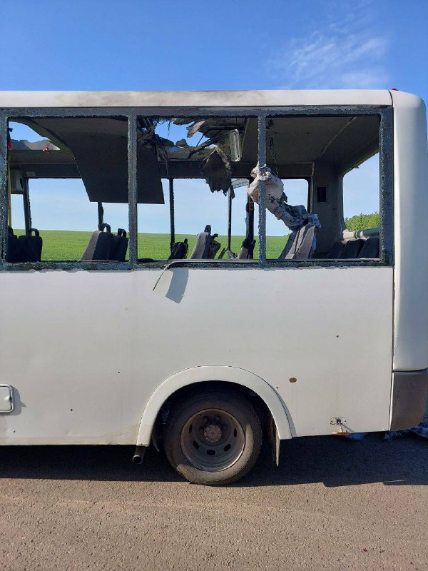 В результате удара беспилотника по двум микроавтобусам в Белгородской области России шесть человек погибли, 35 получили ранения