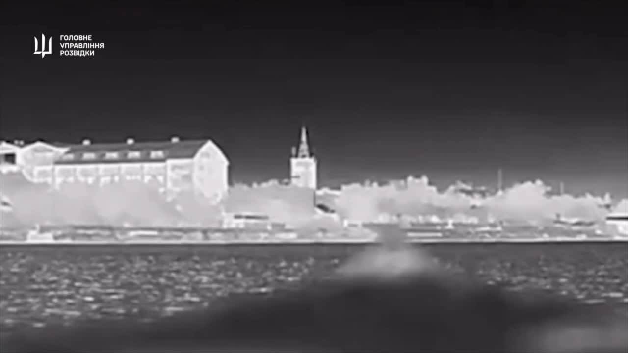 Ukrayna Askeri İstihbaratı, işgal altındaki Kırım'da Rus hızlı sürat teknesine Magura V5 insansız hava aracı saldırısının videosunu gösteriyor