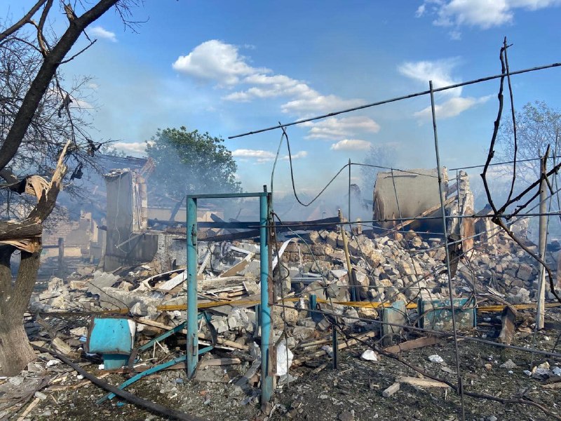 1 personne tuée à la suite d'une frappe aérienne russe avec un FAB-1500 sur le village de Monachynivka, district de Koupiansk