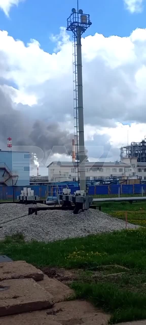 Brand in der Raffinerie Salavat Neftekhim infolge eines Drohnenangriffs