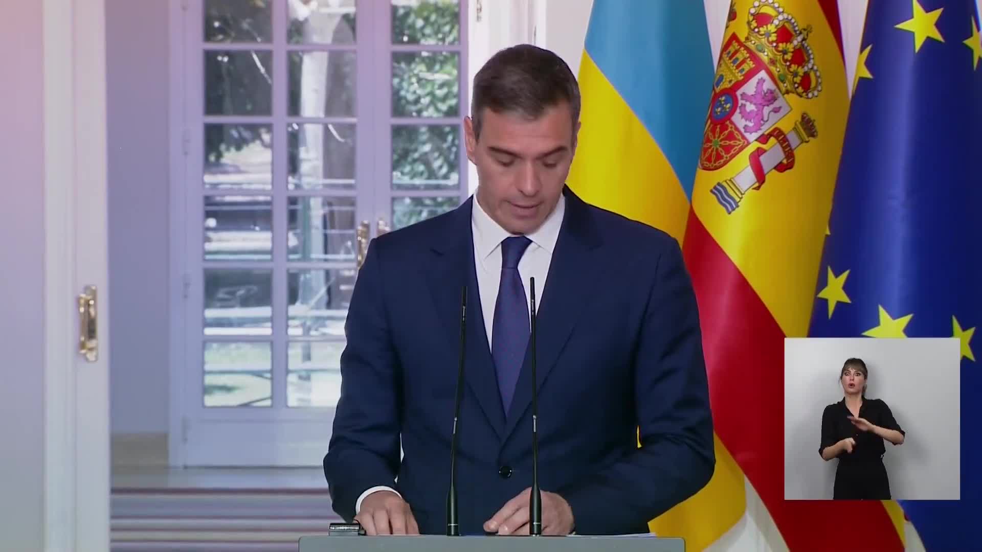 Sánchez confirms Spain's firm commitment to Ukraine and highlights several areas: Ukraine will be provided with instruments for its defense. Humanitarian, financial support, reconstruction aid. Military commitment of one billion euros to strengthen its capabilities