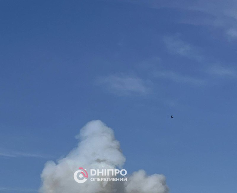 De la fumée au-dessus de la ville de Dnipro après des frappes de missiles et de drones